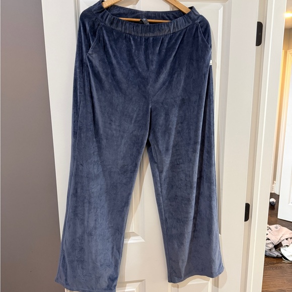 Vuori Haven Set Half-Zip Hoodie and Wide Leg Pants - Picture 7 of 8